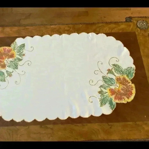 VINTAGE hand painted table  runner and 3 place mats. Never used - Picture 8 of 13